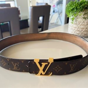 Louis Vuitton Unisex Belt 85/34 or 26-29 waist in womens. Classic staple!